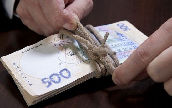 Між мінімальною та середньою зарплатами: скільки українців так живуть