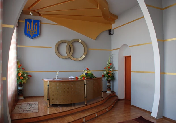 Посольствам та консульствам України передали повноваження РАГСів