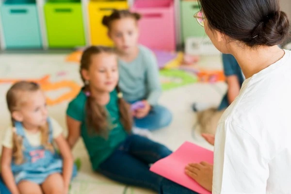 Коли працівників ЗДО попереджати про зміну істотних умов праці та умов оплати праці