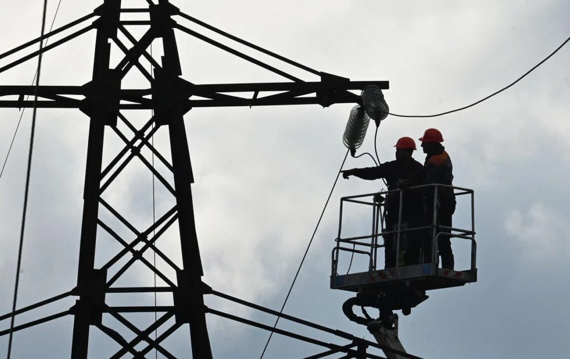 Уряд виділив понад 263 млн грн на доплати працівникам, які відновлюють інфраструктуру після атак