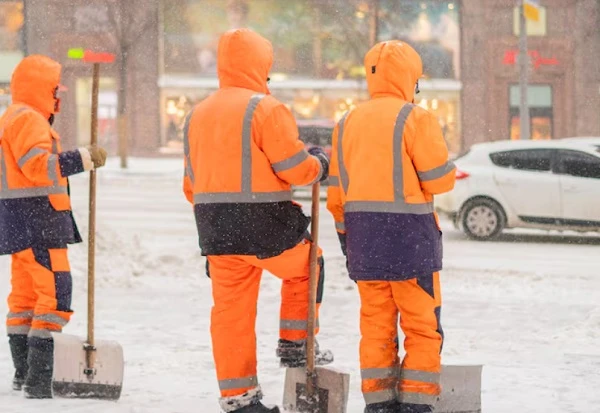Робота надворі взимку: чи зобов’язаний роботодавець видати теплий спецодяг